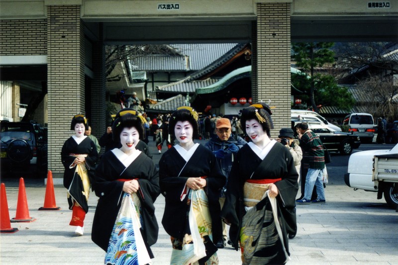 Geishas & Maikos (Gion Corner)